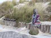 Bekleidet: Holzskulptur an der Strandpromenade von Zempin.