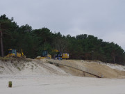 Reparaturen: Sturmflutschden werden am Strand von Zempin beseitigt.