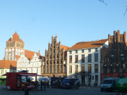 Am Markt: Ziergiebel und Marienkrche in Greifswald.