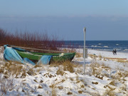 Fischerboot im Schnee: Strand des Ostseebades Bansin.