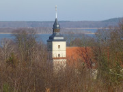 Kirche zu Benz: Im Hintergrund der Schmollensee.