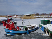 Fischerboot im Eis: Achterwasserhafen Loddin bei -10°C.