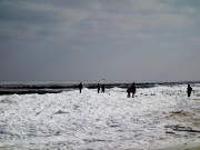 Winterurlaub am Meer: Strandbesucher auf dem Eis.