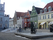 Springbrunnen: Schneereste in der Altstadt von Greifswald.