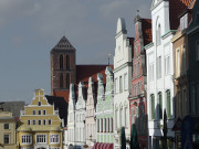 Altstadt von Wismar: Die Nikolaikirche berragt die Brgerhuser.