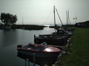 Nachmittagssonne: Achterwasserhafen des Seebades Loddin.