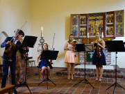 Musikgenuss am Abend: Barocke Musik in der Kirche Koserow.