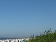 Blauer Himmel, blaues Meer: Drachen über dem Ahlbecker Strand.