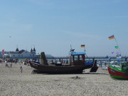 Fischerboote auf dem Strand von Ahlbeck: Urlaub auf Usedom.