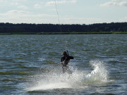 Wassersport auf Usedom: Kiten auf dem Achterwasser.