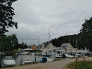Campingplatz und Hafen im Wald: Achterwasserhafen Stagnie.