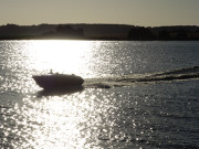 Flott: Motorboot auf dem Achterwasser bei Zinnowitz.