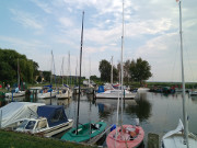 Loddin am Achterwasser: Sportboothafen und Fischerdorf.