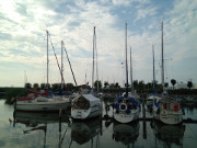 Abendruhe: Sportboote im Hafen des Seebades Loddin.