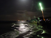 Lichtreflexe auf der Ostsee: Feuerwerk am Strand von Klpinsee.