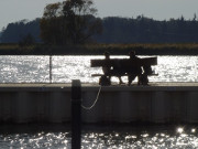 Paar im Achterwasserhafen von Zinnowitz: Rast in der Herbstsonne.