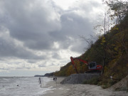 Schmaler Strand: Wind aus Nordost weht am Ostseestrand.