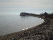Mwenort auf der Halbinsel Gnitz: Sandstrand am Achterwasser.