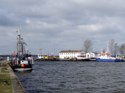 Fischerboote und Wasserschutzpolizei: Hafen Karlshagen.