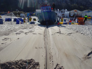 Auf den Sandstrand gezogen: Fischerboot am Strand von Misdroy.