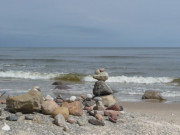 "Trollsteenen": Aufgeschichtete Steine am Strand vor dem Langen Berg.