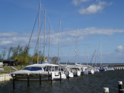 Aufgereiht: Sportboote im Hafen von Zinnowitz auf Usedom.