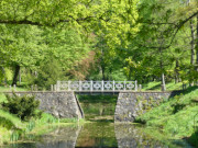 Griebenow bei Greifswald: Steinerne Brücke im Schlosspark.