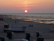 Sonnenuntergang in Koserow: Fischerboote und Strandkrbe.