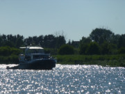 Zwischen Koserow und Zempin: Mit dem Motorboot ber das Achterwasser.