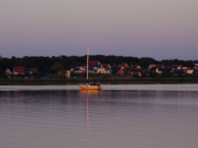 Segelboot am Abend: Eine Nacht auf dem Achterwasser.