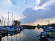 Sptsommer auf Usedom: Sportboote im Loddiner Hafen.