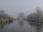 Seebad ckeritz im Nebel: Blick vom Achterwasserhafen.