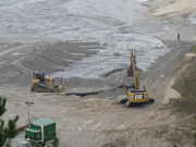 Aufsplen: Gewaltige Sandmengen werden in das Absetzbecken gepumpt.