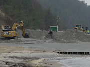 Absetzbecken wird vorbereitet: Kstenschutz am Streckelsberg.