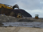 Kstenschutz auf Usedom: Sand wird bei Stubbenfelde aufgesplt.