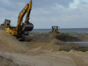 Absetzbecken und entstehende Dne: Arbeiten am Klpinseer Strand.