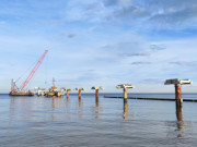 Ruhige See: Die Abbrucharbeiten an der Koserower Seebrücke gehen voran.