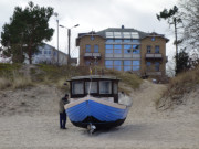 Fischerboot und Bädervilla: Strandzugang in Heringsdorf.