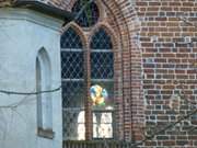 Durchblick: Fenster in der Kirche zu Krummin im Usedomer Norden.