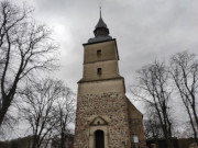 Kirchturm und kahle Bäume: Dorfkirche zu Benz auf Usedom.