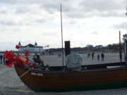 Usedomer Ostseebad Ahlbeck: Fischerboot und historische Seebrcke.