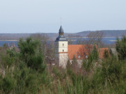 Blick vom Mhlenberg auf den Schmollensee: Dorfkirche zu Benz.