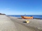 Fischerboot auf einsamem Strand: Stubbenfelde am Morgen.