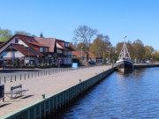 Huser am Wasser: Fischer- und Sportboothafen Wieck bei Greifswald.