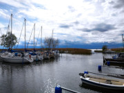 Inselmitte von Usedom: Sportboote im Hafen von Loddin.