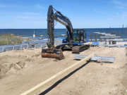 Stahlpfosten im Meer: Bau der neuen Seebrcke des Ostseebades Koserow.