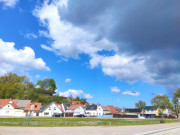 Dunkle Wolken ber Kamminke: Fischerdorf an der Steilkste.