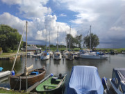 Fischer- und Sportboote: Achterwasserhafen des Seebades Loddin.