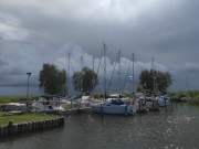 Wolken ziehen ber das Achterwasser: Hafen von Loddin.