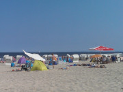 Strandkrbe und Sonnenschirme: Badebetrieb am Ostseestrand von ckeritz.